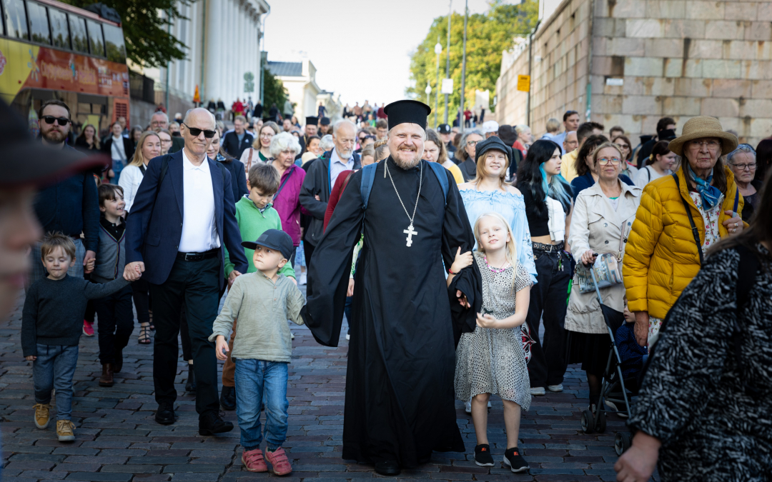 Kirkkokansaa saapumassa Uspenskin katedraalille syksyllä2023