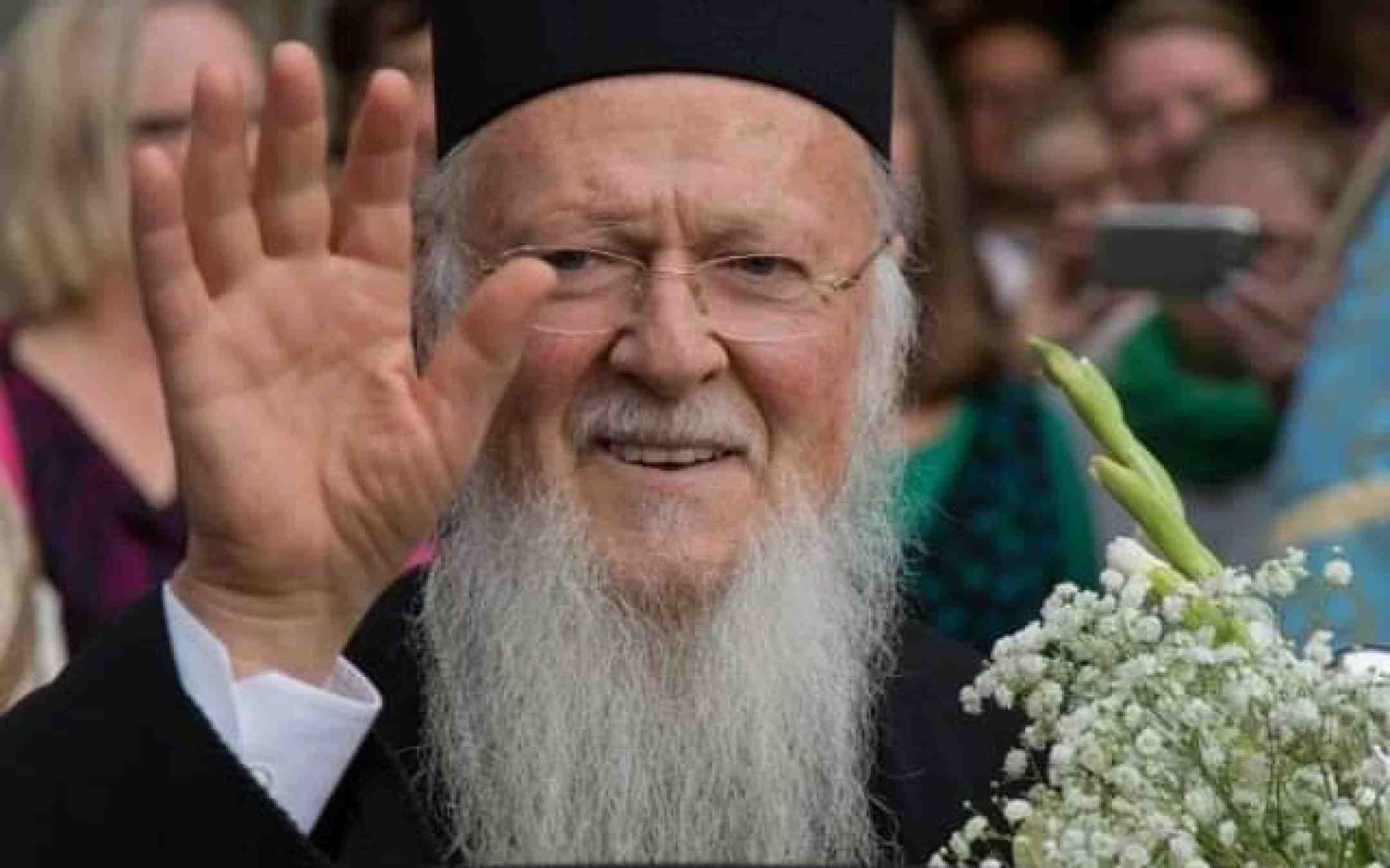 Patriarkka Bartolomeos-hymyilee-ja-tervehtii kirkkokansaa