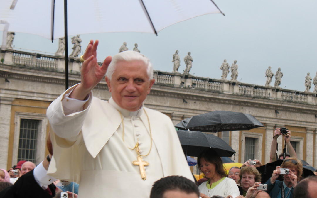 Edesmennyt paavi Benedictus XVI tervehtii kirkkokansaa