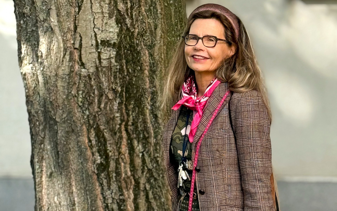 Elina Kahla puun vieressä ulkona