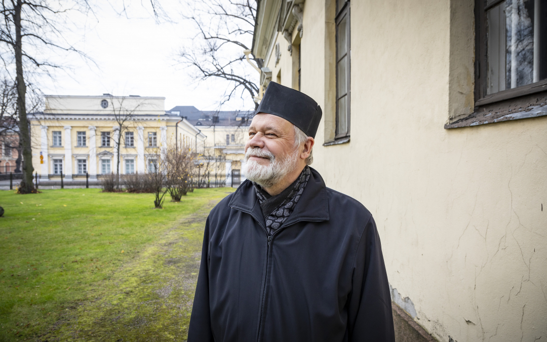Rovasti Heikki Huttunen Pyhän Kolminaisuuden kirkon edustalla