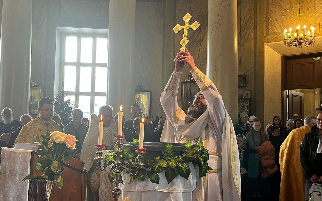 Isä Ioannis Lampropoulus toimittaa teofanian palvelusta Turussa