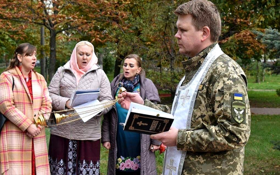sä Sergiy Berezhnoy toimittamassa sotilasasussa