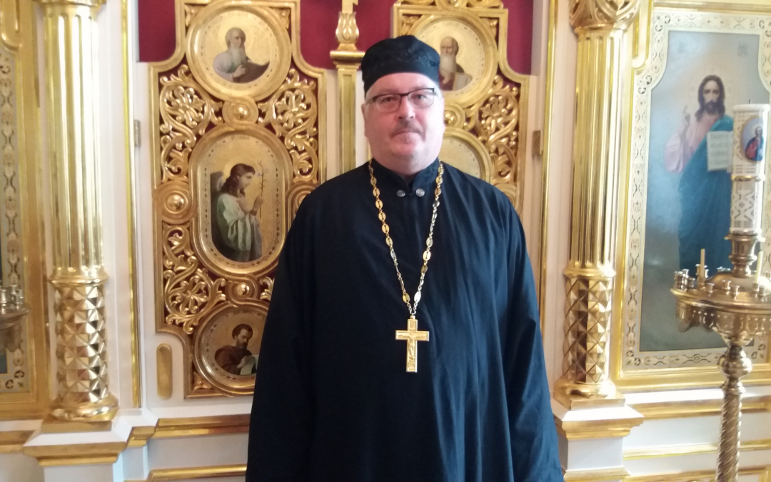 Isä Jyrki Penttonen kirkossa