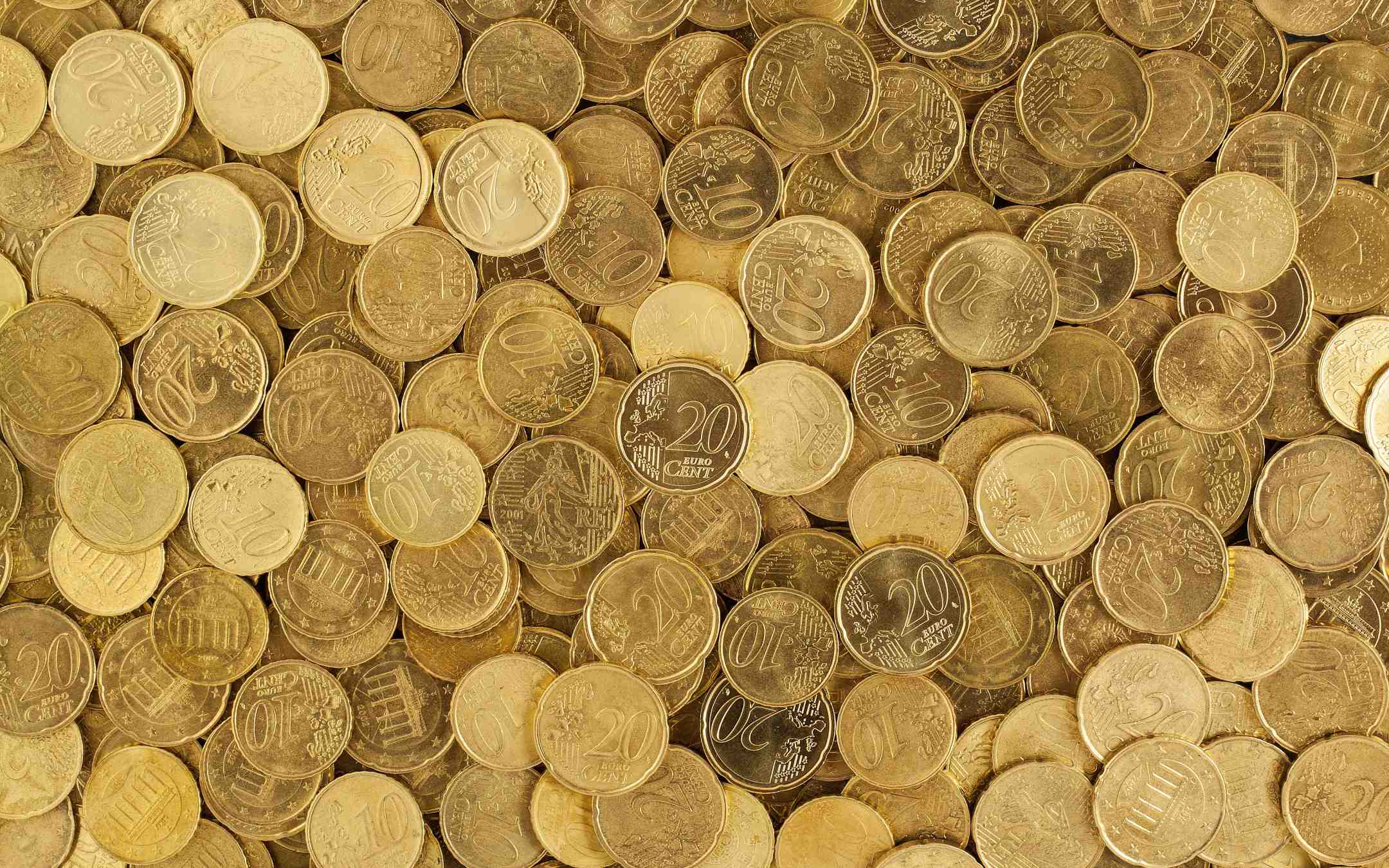 Kolikkoja, euroja ja senttejä röykkiönä