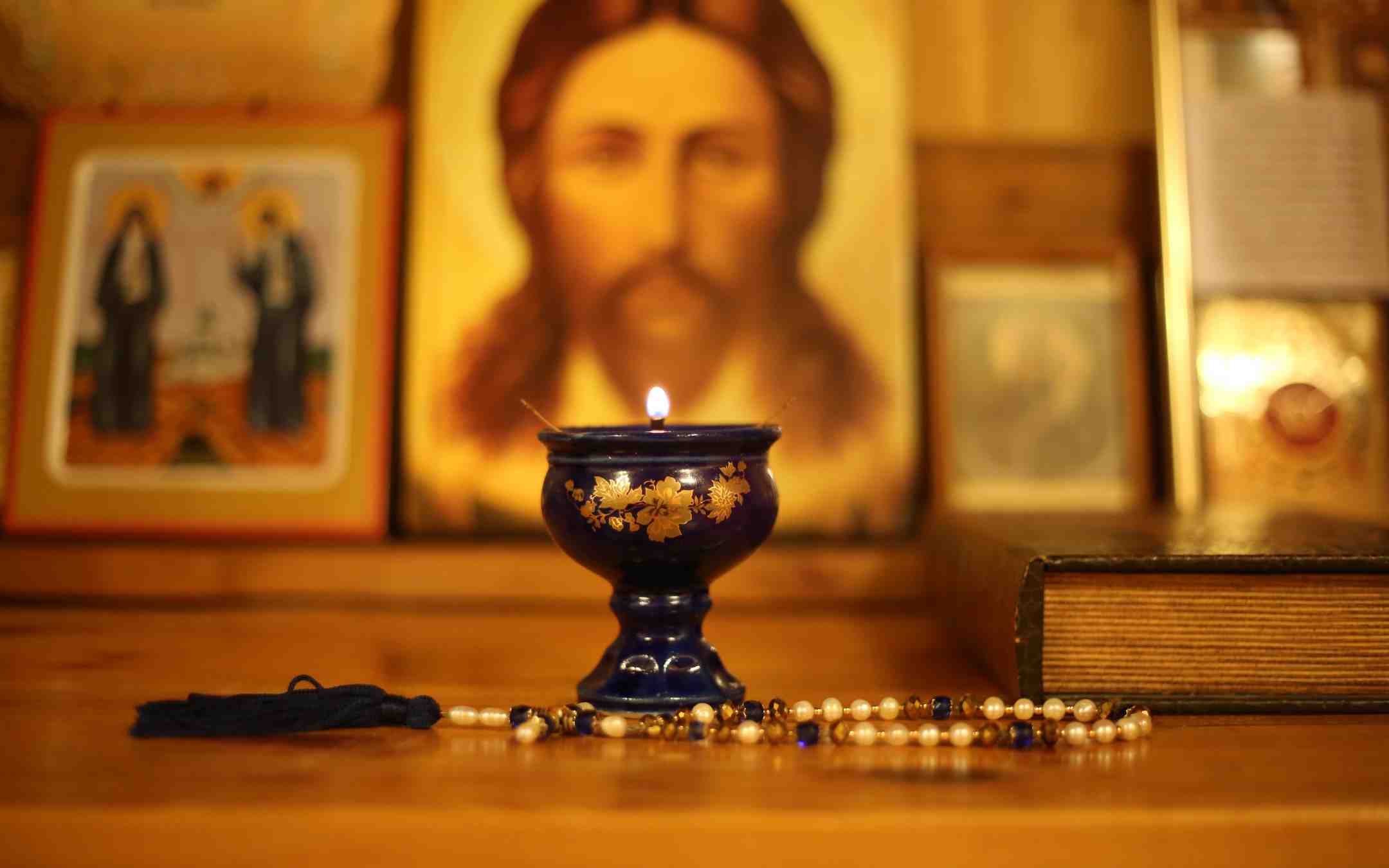 Kristus-ikonin edessä palaa lampukka