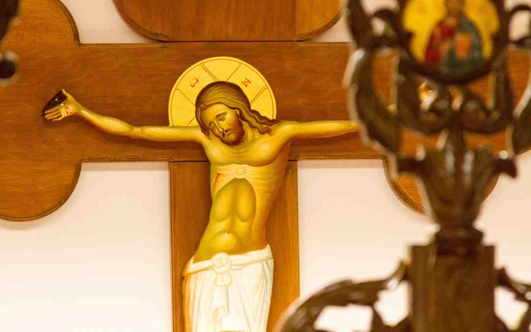 Kristus ristillä Brysselin Zaventem -lentokentän kappelissa