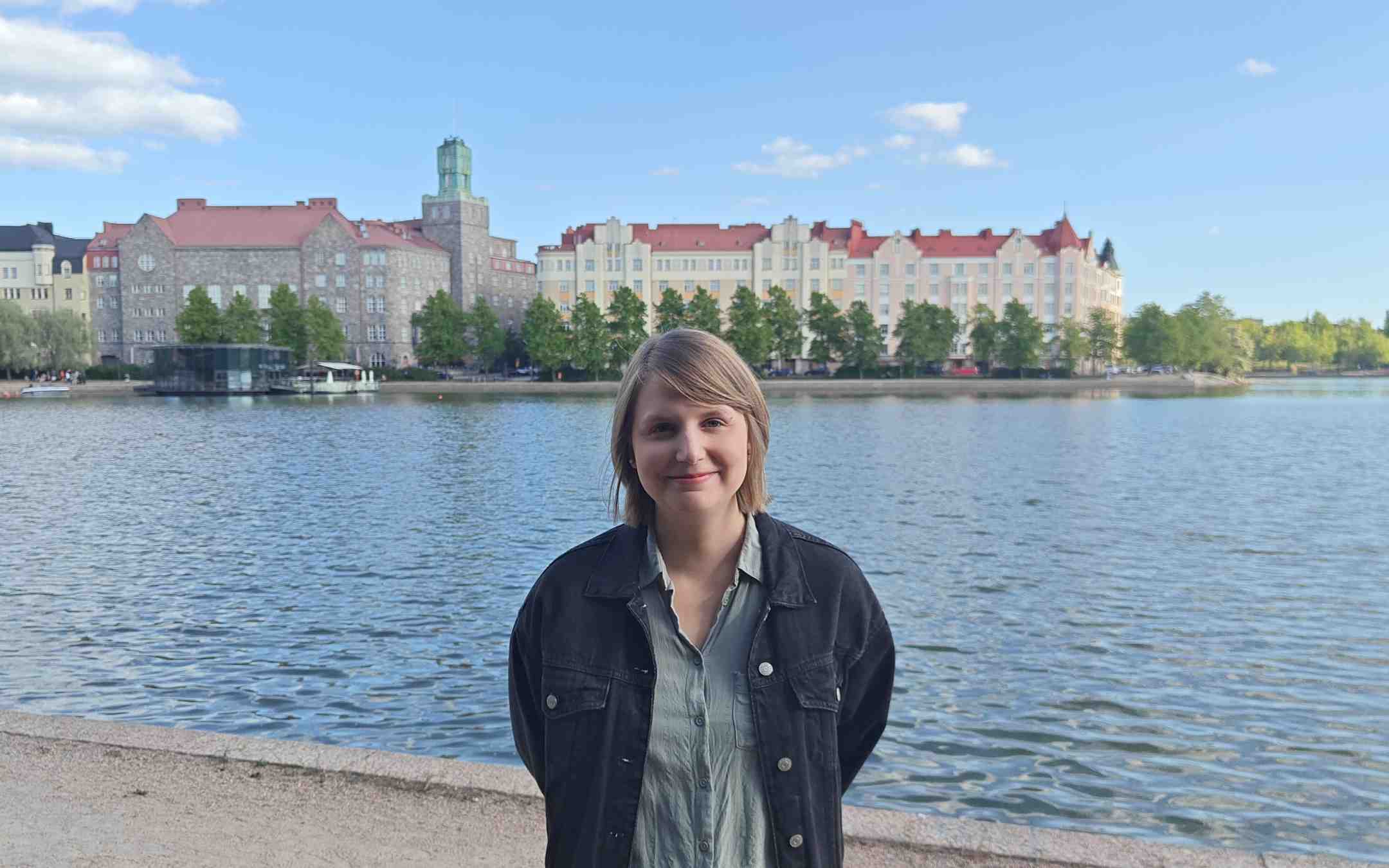 Maria Mountraki meren rannalla Helsingissä kesäkuussa 2023
