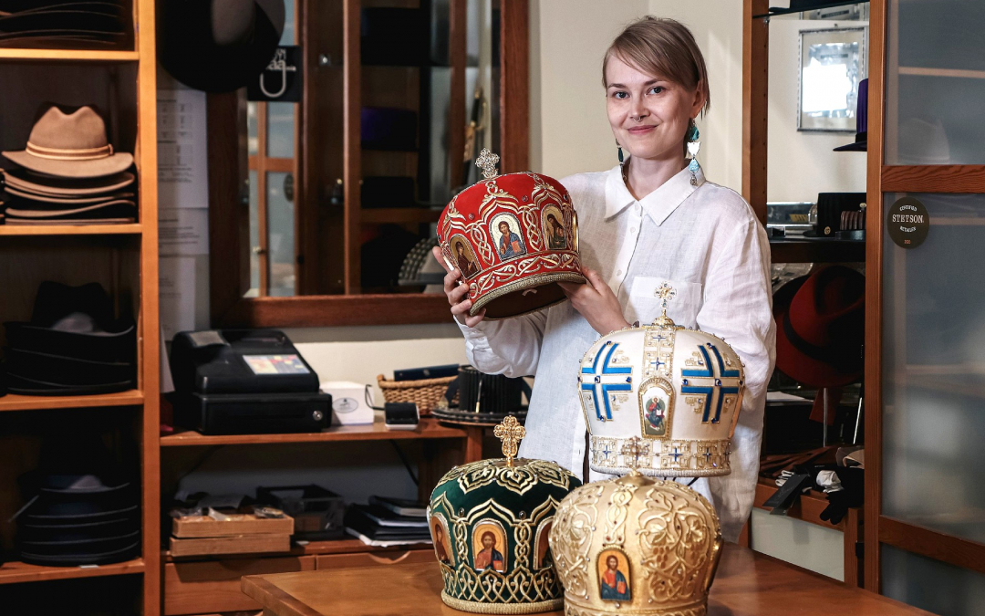 modisti Anna-Liina Huttunen Wahlmanin hattuliikkeessä