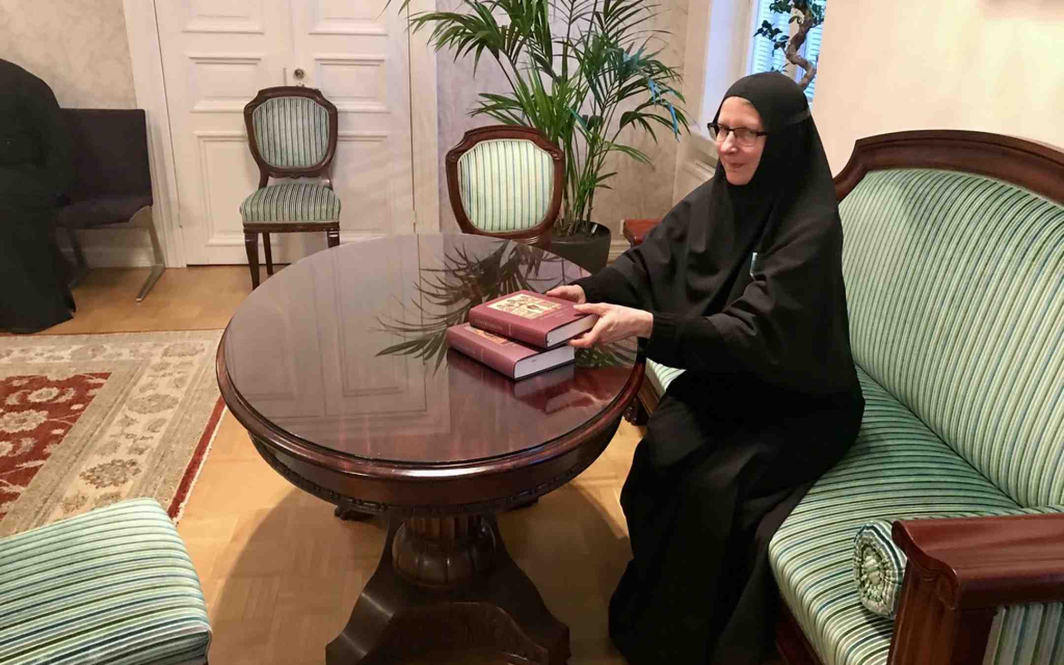 Lintulan nunna Ksenia esittelee valmistunutta Synaksarionia Liisankadun huoneistossa Helsingissä