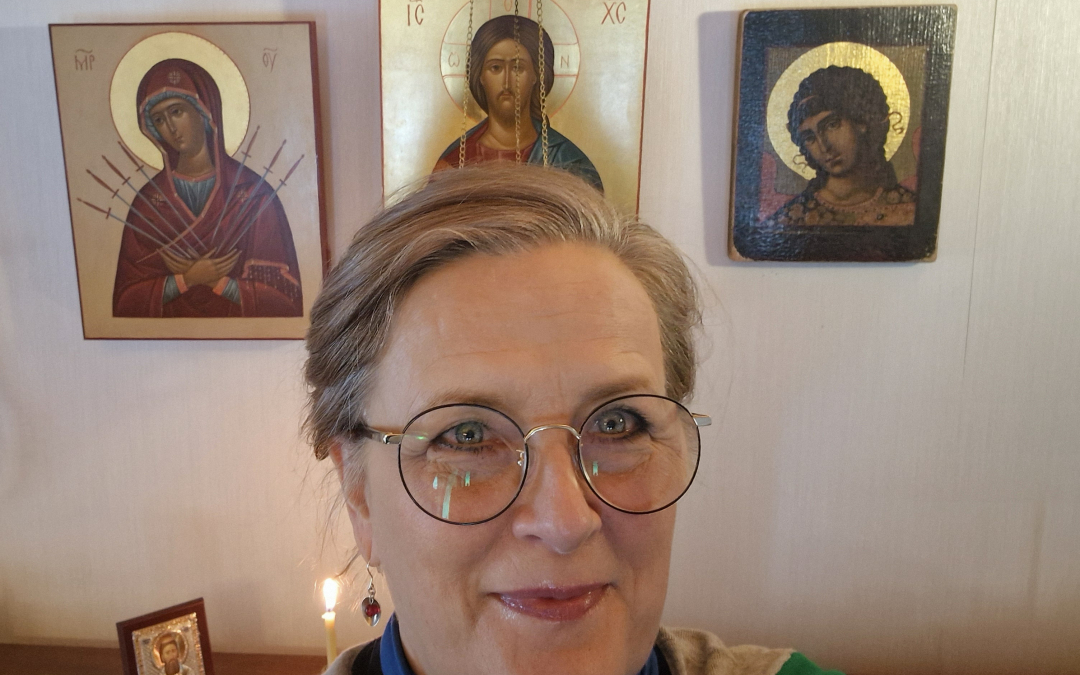 Päivi Billie Gynther ikoneiden edessä