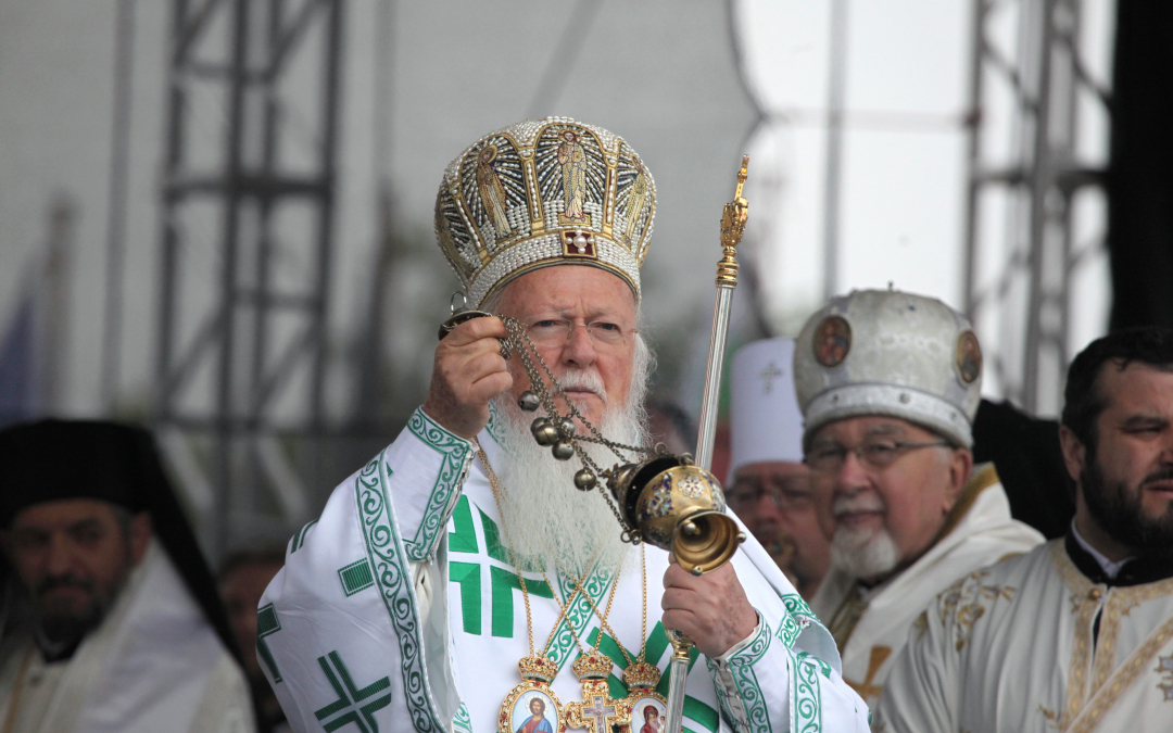 Ekumeeninen patriarkka Bartolomeos suitsuttaa