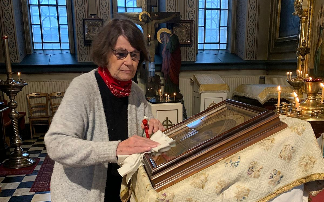 Pirjo Kostiainen siivoaa Tampereen ortodoksista kirkkoa