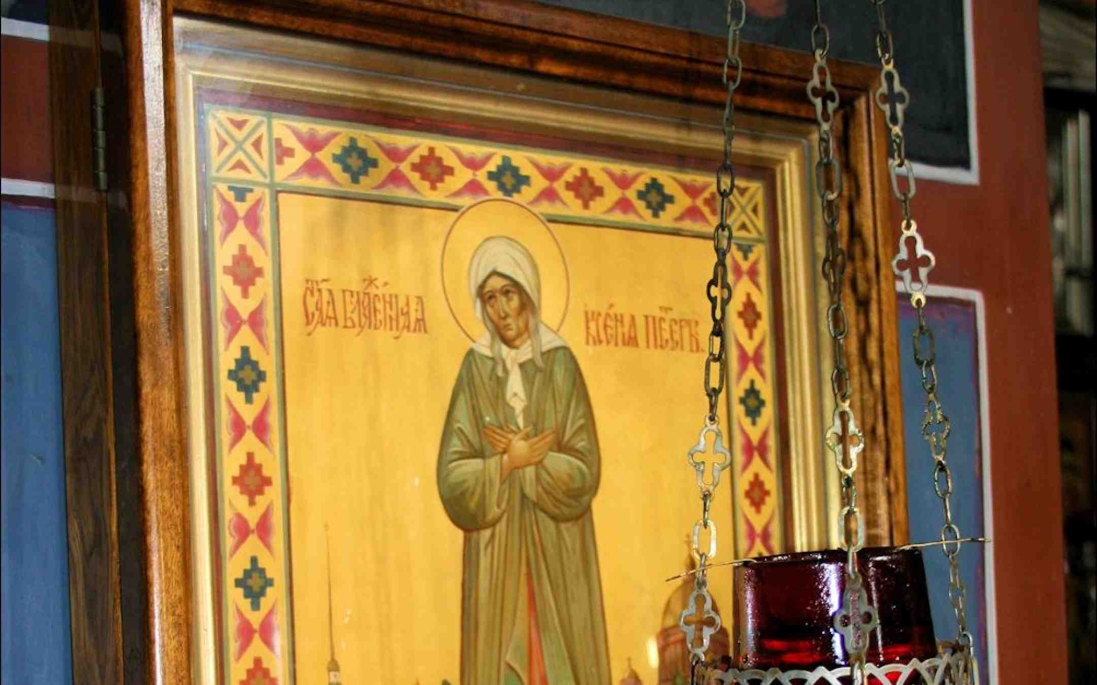 Pyhän Ksenia Pietarilaisen ikoni ja lampukka