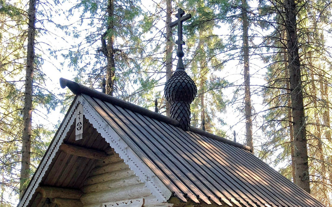 Pyhittäjä Serafim Sarovilaisen tsasouna alkuperäisellä paikallaan Tuusniemellä sekä hänen ikoninsa pyhäkön praasniekan aikaan
