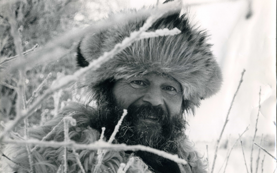 Reidar Särestöniemi lähikuvassa talvella karvahattu päässä
