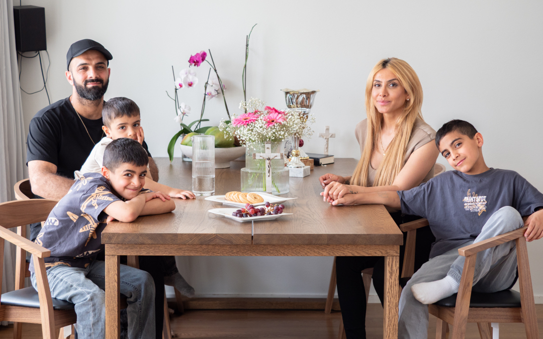 Shemi Jaban perhe pöydän äärellä
