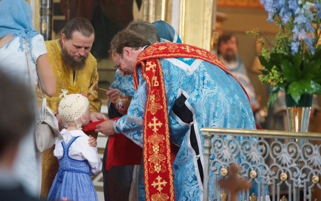 Tyttö osallistuu ehtoolliselle yhdessä äitinsä kanssa Uspenskin katedraalissa