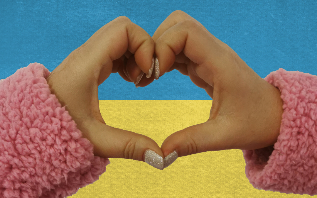 Ukrainan lippu ja käsistä muodostettu sydän