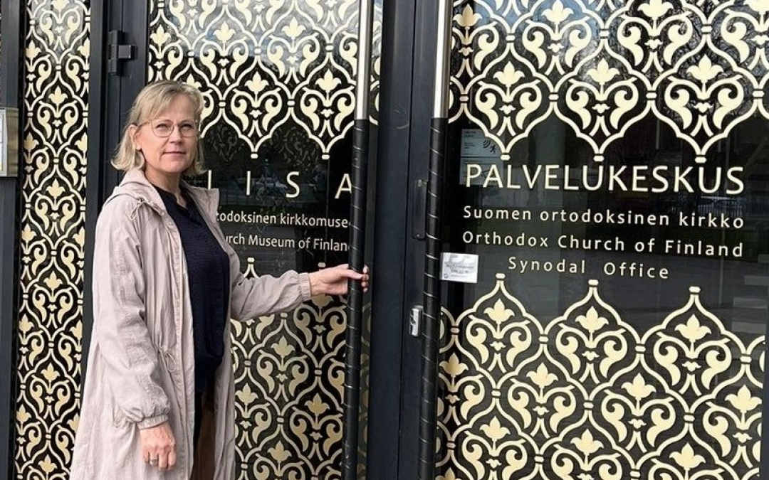 Vuoden työntekijä Eija Tiilikainen Kuopiossa menossa ovesta sisään