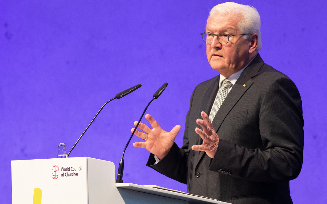 Saksan liittopresidentti Franz-Walter Steinmeier puhuu Kirkkojen maailmanneuvoston yleiskokouksessa Karlsruhessa 31.8.2022