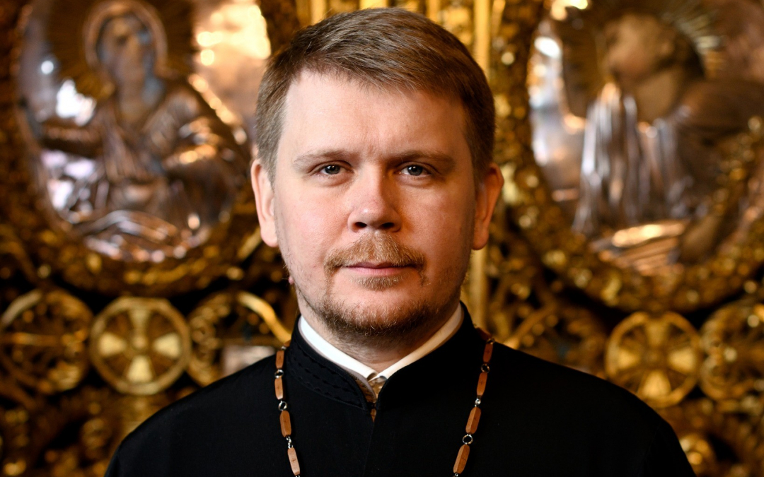 Kiovalainen ortodoksipappi isä Sergiy Berezhnoy Pyhän Kolminaisuuden kirkossa joulukuussa 2022