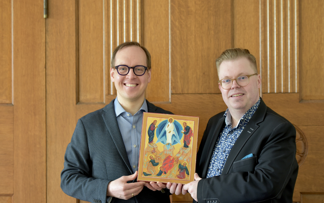 Heikki Hattunen ja Tommi Niskala pitelevät yhdessä ikonia