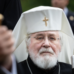 Arkkipiispa Leo katsoo kameraan vakavana