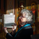 90-vuotias Airi Knuutinen johtaa kuoroa Pokrovassa