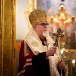 Arkkipiispa Elia siunaa ristillä intronisaatiossaan 2024