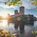 Olavinlinna kesällä auringossa