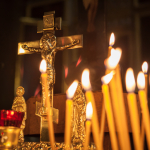 Tuohuksia ja Kristuksen risti tumma