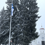 Valamon luostarin kirkon edustalla liehuu Suomen lippu