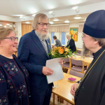 Piispa Sergei keskustelee Tiistaiseuran jäsenten kanssa