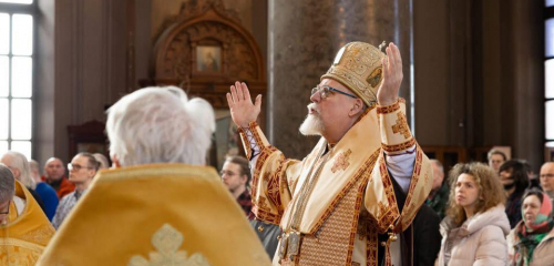 Arkkipiispa Elia rukoilee Uspenskin katedraalissa