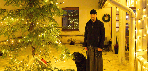 Isä Nasari Valamon pihamaalla 2025