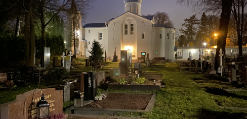 Ortodoksinen hautausmaa illalla