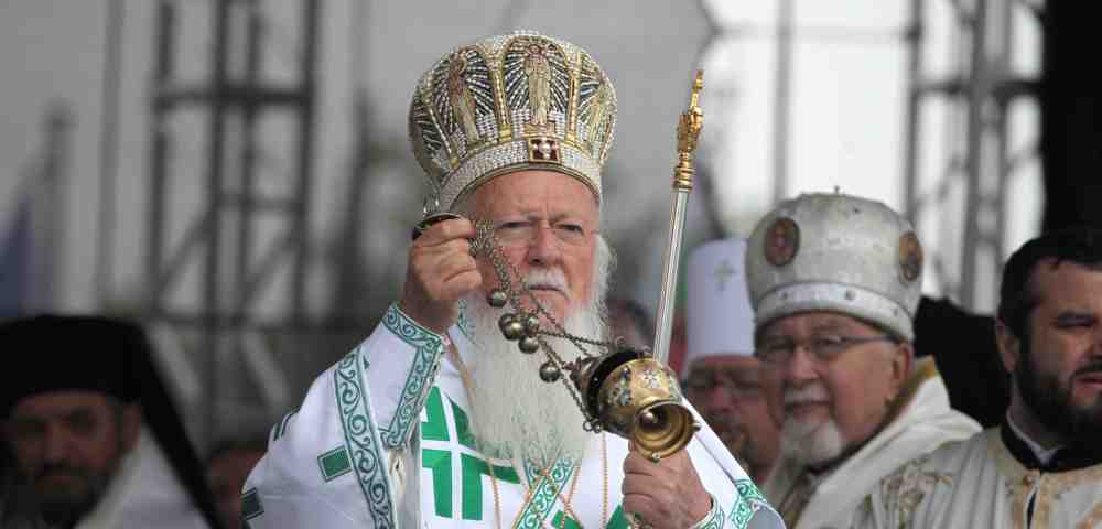 Ekumeeninen patriarkka Bartolomeos suitsuttaa