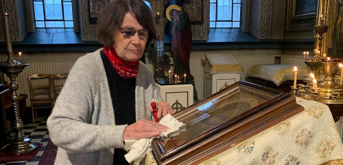 Pirjo Kostiainen siivoaa Tampereen ortodoksista kirkkoa