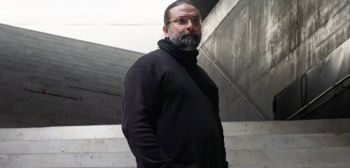 Kirjailija Riko Saatsi henkilökuvassa