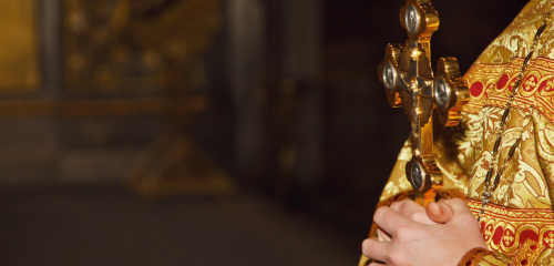 Ortodoksinen pappi pitelee ristiä