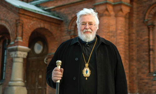 Arkkipiispa Leo Uspenskin katedraalin edustalla piispan paimensauva kädessään