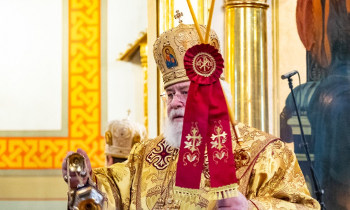 Arkkipiispa leo siunaa kirkkokansaa kahdella piispankynttilällä Usoenskin katedraalissa piispa Sergein piispaksi vihkimisessä