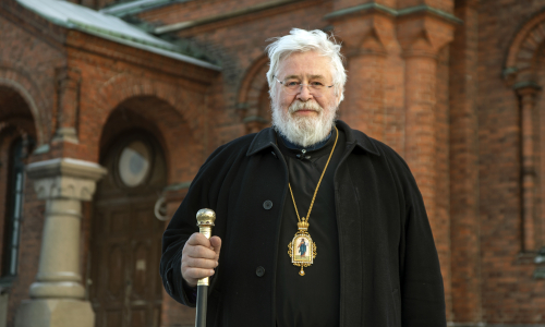 Helsingin ja koko Suomen arkkipiispa Leo Uspenskin katedraalin edustalla