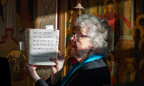 90-vuotias Airi Knuutinen johtaa kuoroa Pokrovassa