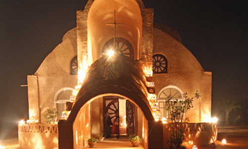 Anaforan vanha kirkko iltavalaistuksessa