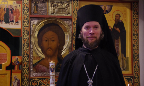 Arkkimandriitta Mikael seisoo Valamon luostarin kirkossa ikonostaasin edessä