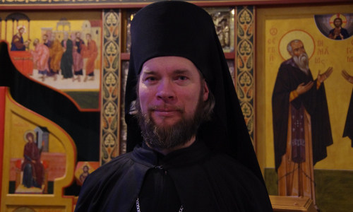 Arkkimandriitta Mikael seisoo Valamon luostarin kirkossa ikonostaasin edessä