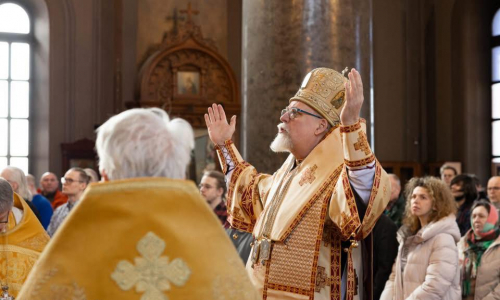 Arkkipiispa Elia rukoilee Uspenskin katedraalissa