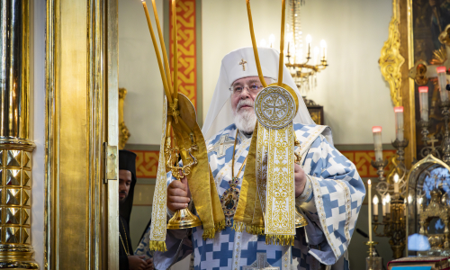 Arkkipiispa Leo siunaa kirkkokansaa Uspenskin katedraalissa